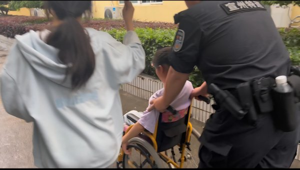 宏牛操盘 宣城一中考考生腿部受伤 特警推轮椅护送