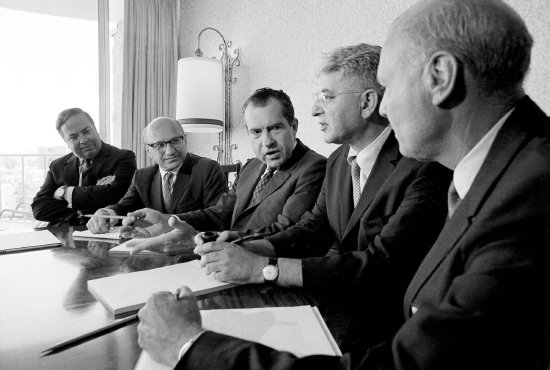 1968年8月14日，美国总统候选人理查德·尼克松在加利福尼亚州圣地亚哥与经济顾问团队。从左到右依次为：Pierre A. Rinfret博士、Milton Friedman博士、尼克松、Arthur Burns博士和Don Perlberg博士。