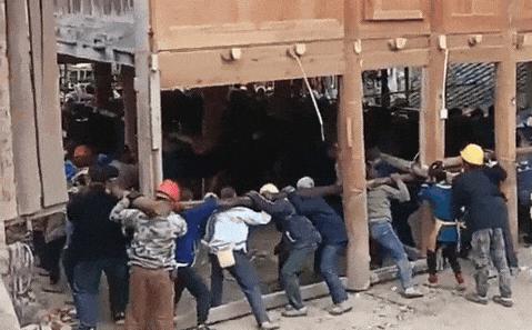 58配资 “搬完请全村吃饭！”上百人扛起6吨木屋，说走就走